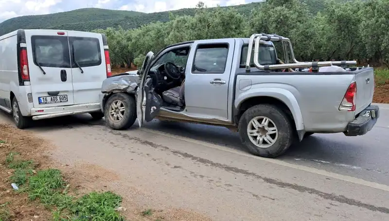 Bursa'da Minibüs ile Kamyonet Çarpıştı: İki Yaralı Var