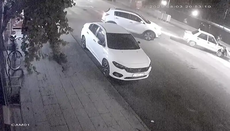 Yaya Geçidinde Dram: Yayalara Yol Vermek İsterken Kaza Yapan Sürücüler!
