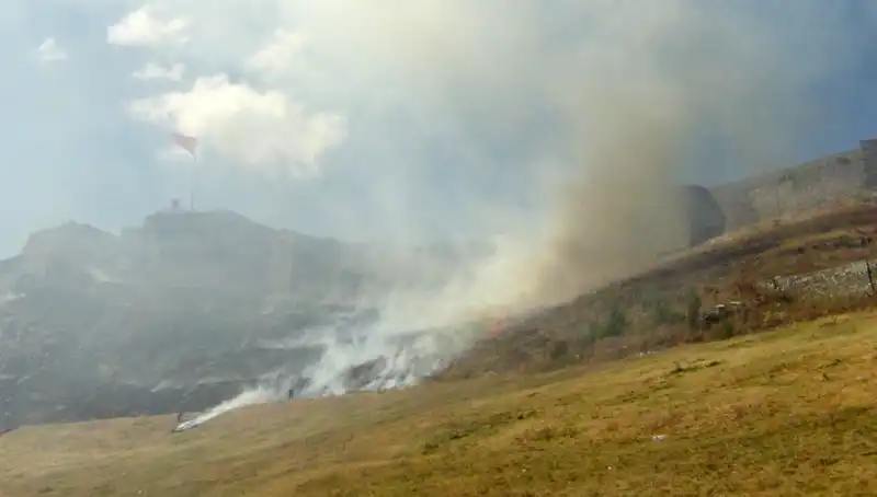 Kars Kalesi Eteklerinde Korkutan Anız Yangını: Şehir Tehlikede!