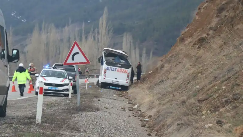 Oltu'da İşçi Servisi Aracı Kaza Yaptı: Yaralıların Durumu Ciddiyetini Koruyor