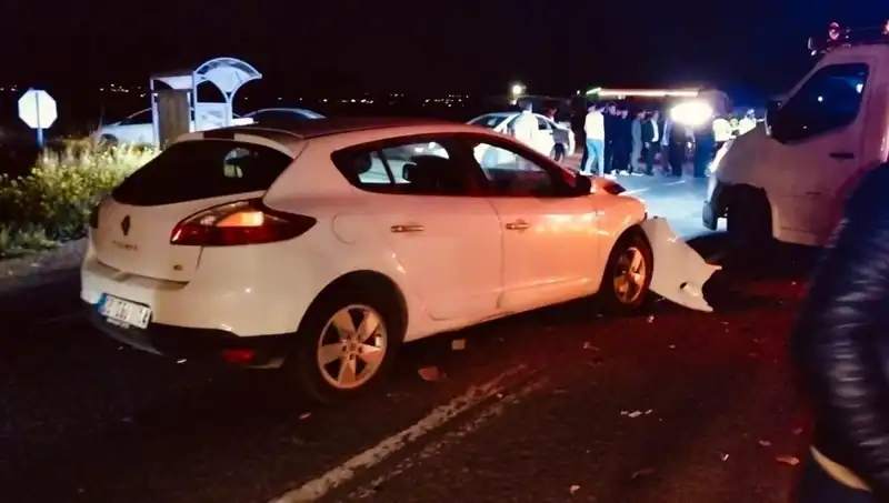 Feci Kaza: İki Araç Kafa Kafaya Çarpıştı, 1 Ölü 7 Yaralı