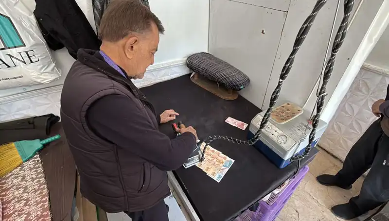 47 Yıllık Terzi Ahmet'ten Dikkat Çeken Alışkanlık: Paraları Ütülüyor!