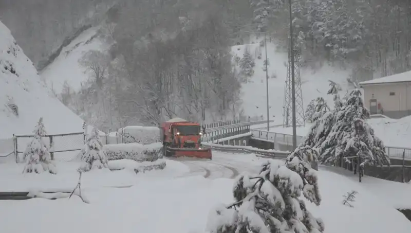 Bolu Dağı’nda Soğuk Hava ve Kar Yağışı Tatilcileri Etkiledi