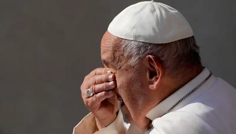 Papa Francis'ten Hastaneden Duygusal Ses: "Buradan Size Eşlik Ediyorum"