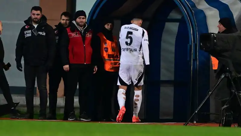 Üst Üste Kırmızı Kart Gören Tayyip Talha, Beşiktaş Camiasından Özür Diledi