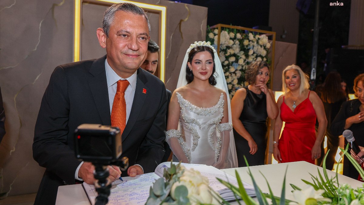 Özgür Özel ve Eşi Didem Özel Düğünde Şıklıklarıyla Göz Kamaştırdı