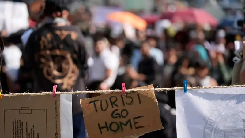 Meksika’da Turist Akınına Karşı Protesto: Yerel Halk Evlerini Koruyor