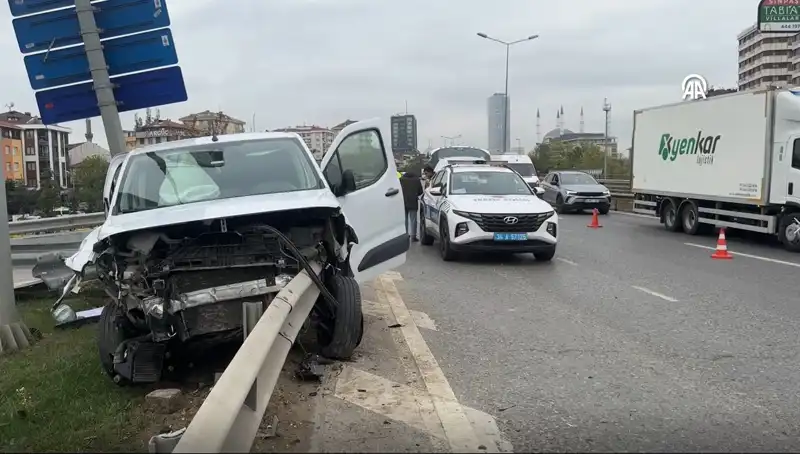 Otoyolda Feci Kaza: Bariyere Ok Gibi Saplanan Araç Büyük Tehlike Yarattı