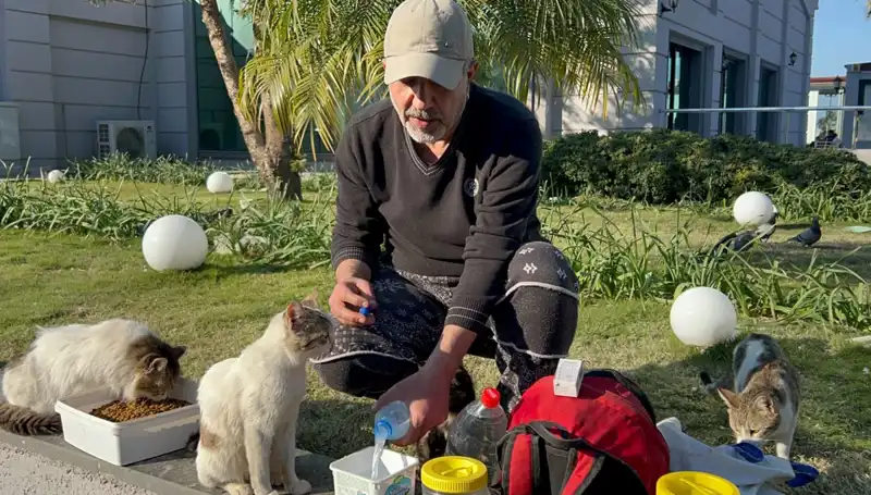 59 Yaşındaki Adamın Günlük 8 Kilometre Yürüyüşü: Merhameti ve Davranışı ile Dikkat Çekiyor