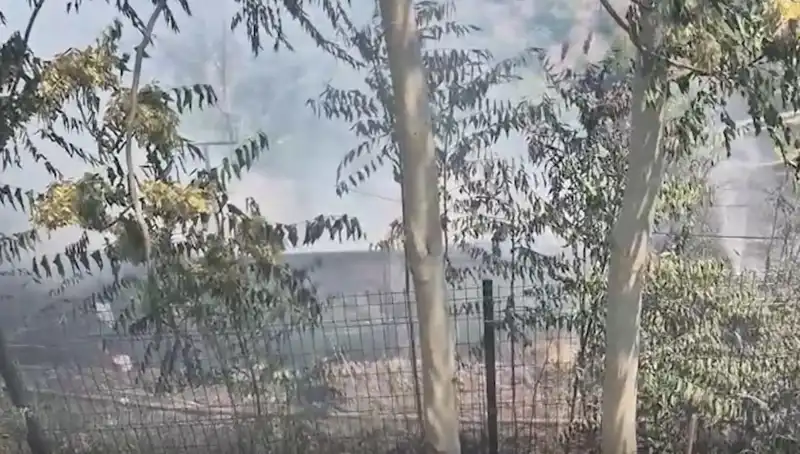 Sultangazi'de Yangın Paniği: Otluk Alan Alev Alev Oldu, Gecekondu Tehlikeye Girdi