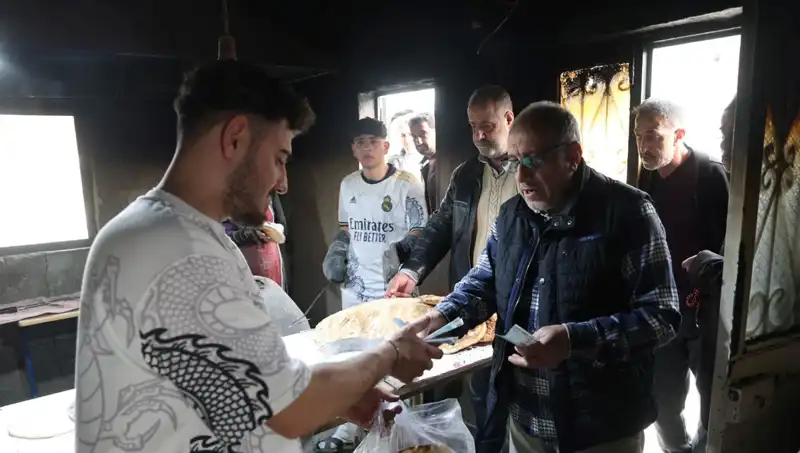 İki Çeşit Ekmek İçin 7 Kilometre Yürüyorlar: Saat 15.00’te Yeni Bir Yoğunluk Başlıyor