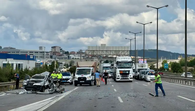 Otoyolda Durduran Kazanın Ardında Neler Yatıyor? Üç Kişi Sıkıştı
