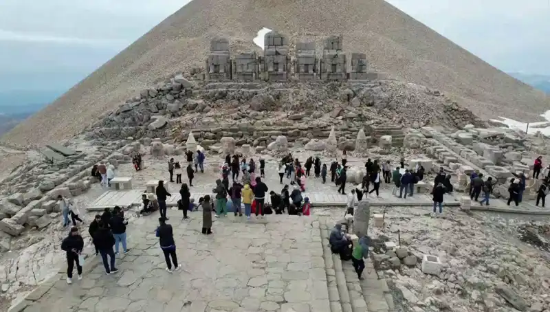 Bayramda Nemrut Dağı'na Akın! Yerli ve Yabancı Turistlerin Legenleri