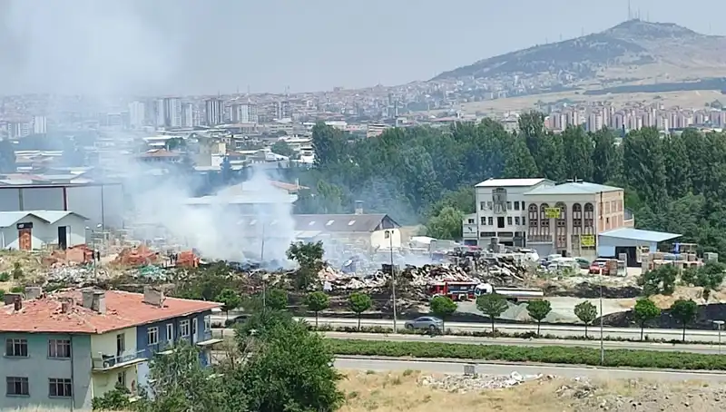 Otluk Alanda Patlak Veren Yangın, Depoyu Küllere Gömdü