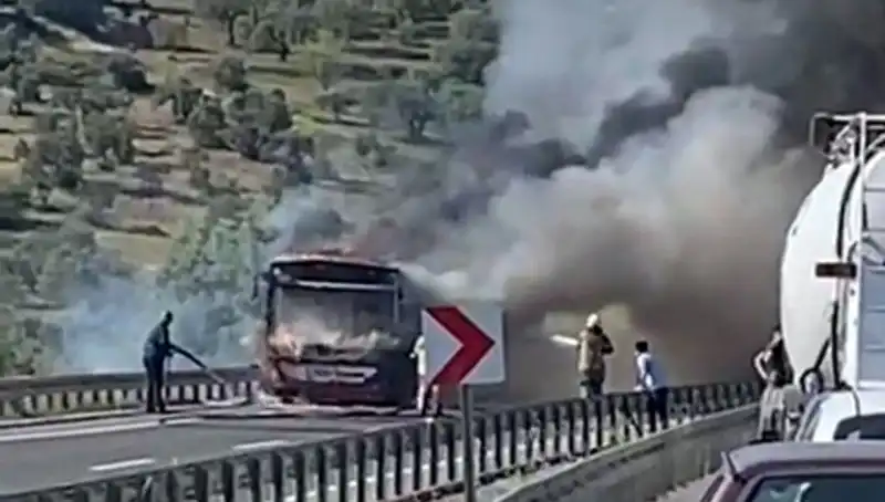 İzmir'de Belediye Otobüsü Yangını: Passengers Dikkatle Tahliye Edildi