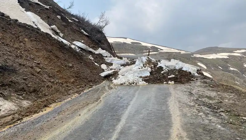 Muş'ta Heyelan Sonrası Kapanan Köy Yolu Yeniden Ulaşıma Açıldı!