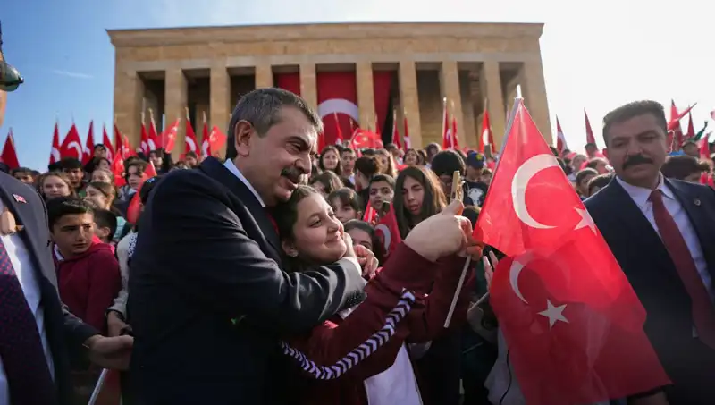Anıtkabir'de Bakan Tekin ve Öğrenciler Bir Araya Geldi