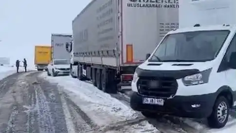 Kars-Ardahan Karayolu’nda Kar Yağışı TIR'ları Yolda Bıraktı