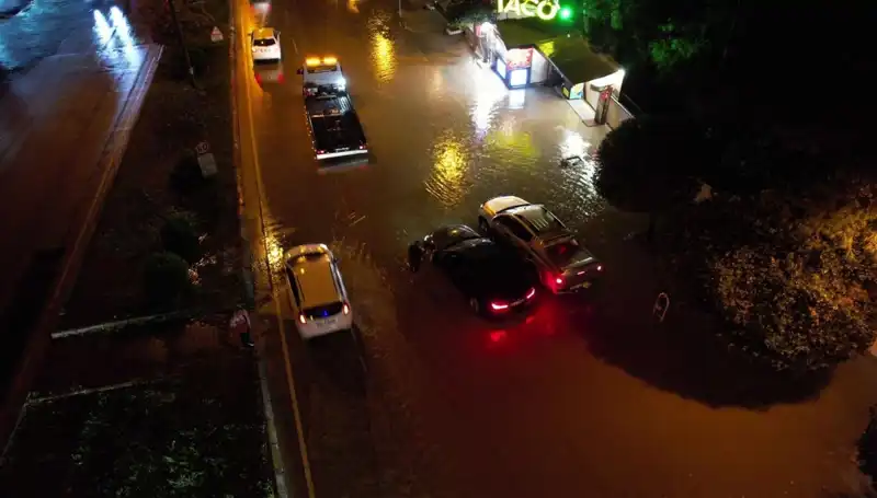 Adana'da Sağanak Yağış Altyapıyı Vurdu: Sokaklar Sular Altında Kaldı