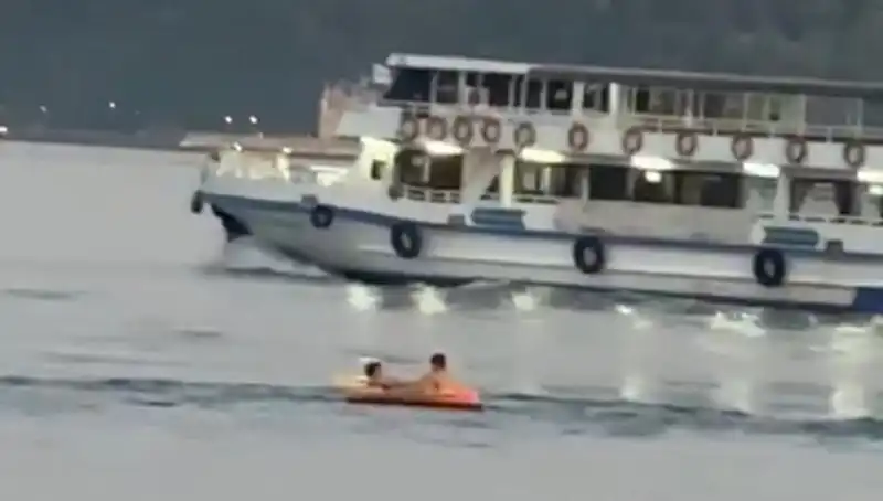 Sarıyer Sahilinde Çocukların Botla Denize Açılması Şaşkınlık Yarattı