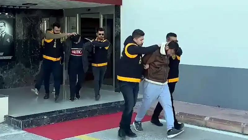 İki Şüpheli, Silah Zoruyla 2 Milyon Lira İstemekten Tutuklandı!
