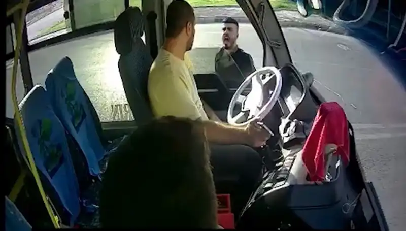 Antalya'da Otobüs Şoförünü Bıçaklayan Şüpheli Şok Edici Bir Kaza Sonrasında Yakalandı