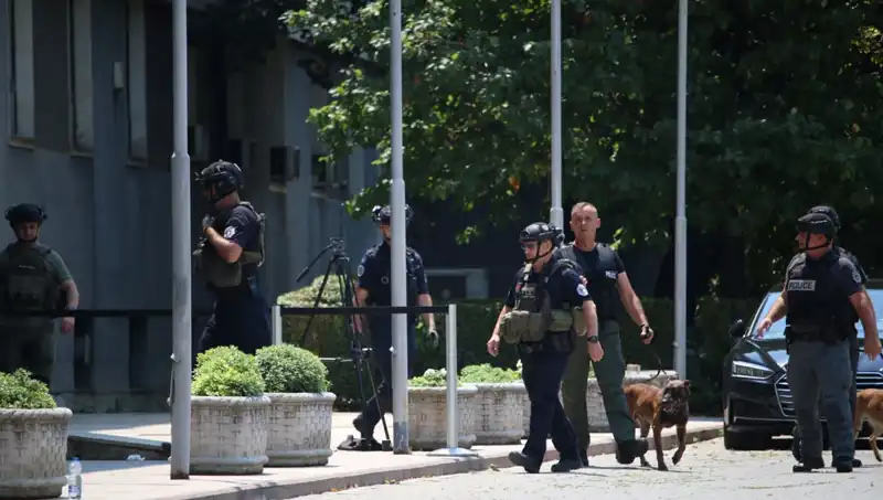 Kosova Meclisi'nde Bomba İhbarı: Güvenlik Önlemleri Teyakkuzda