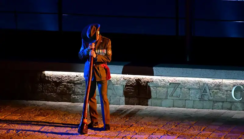 Anzak Koyu'nda Duygusal "Şafak Ayini": Tarih ve Hatıralar Yeniden Canlandı