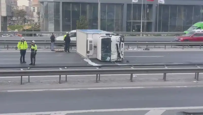 Basın Ekspress Yolunda Devrilen Kamyonet Kaza Yapıldı: Olayın Detayları!