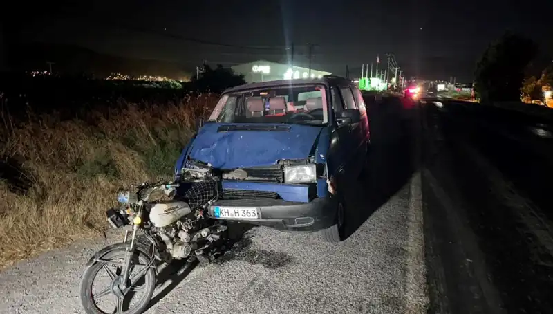 Söke'de Minibüs Motosiklete Çarptı: 3 Yaralı, Kaza Detayları Ortaya Çıktı