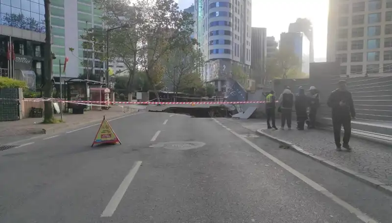 Sarıyer’de Büyük Çökmenin Ardından Cadde Kapandı: Yeraltı Sorunları mı Var?