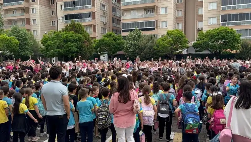 Öğrencilerden Annelerini Ağlatan İçten Sürpriz: Duygusal Anlar Yaşandı