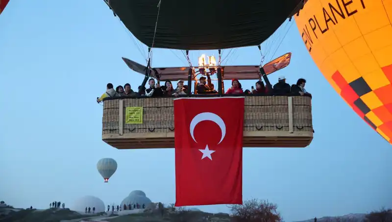 Kapadokya’da 23 Nisan Coşkusu: Balonlar Türk Bayrağıyla Gökyüzünü Süslüyor