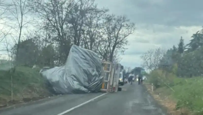 Tekirdağ'da Devrilen Saman Yüklü TIR, Büyükyoncalı'da Trafiği Felç Etti