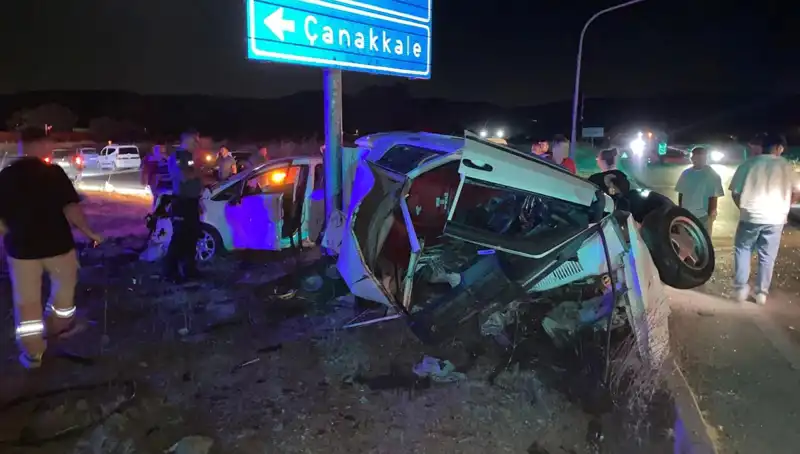 Çanakkale’de Trafik Kazası: İki Otomobil Çarpıştı, Yaralılar Hastanede!