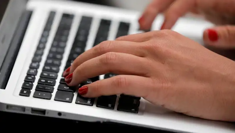 Laptop Mikrofonları: Kapalıyken Bile Dinlenme Tehlikesi Herkesin Kafasında Soru İşareti Bırakıyor