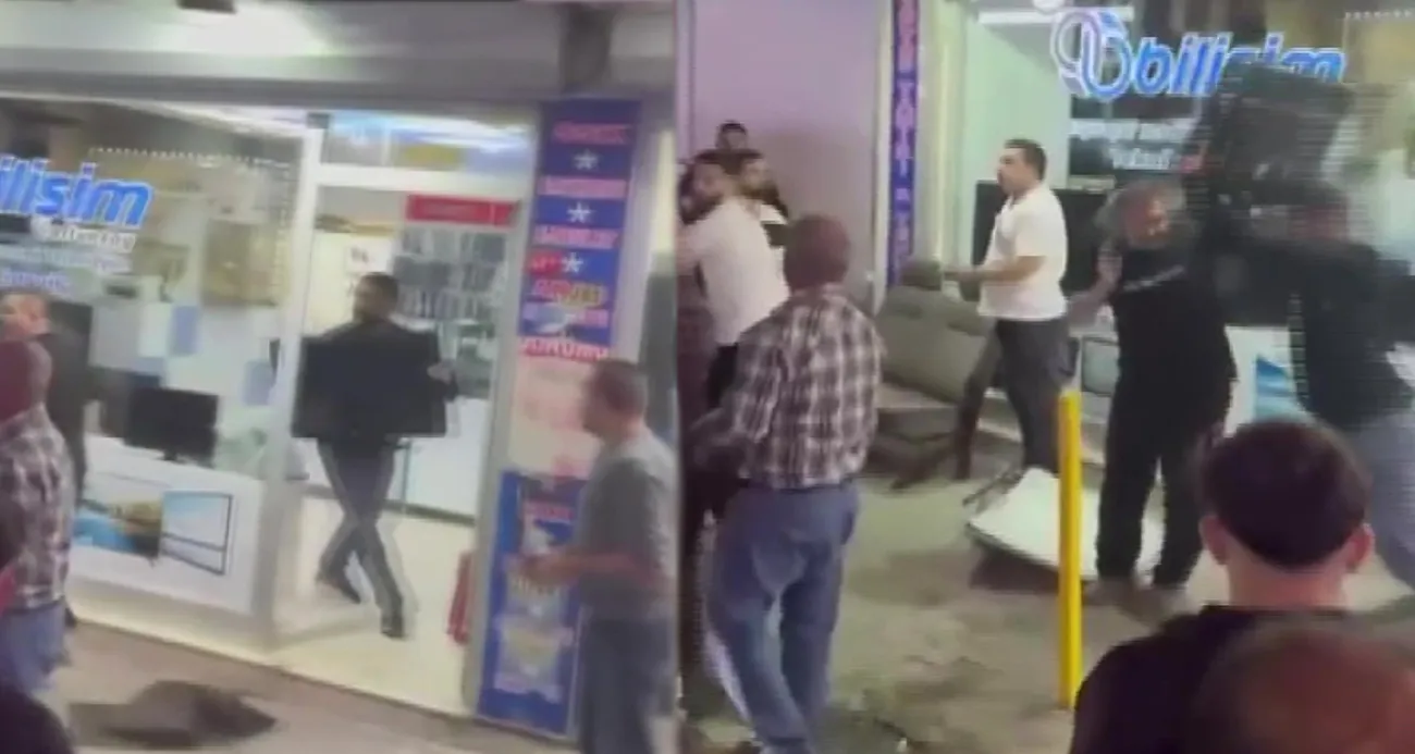 Esenyurt'ta İki Grup Arasında Kavga: Birbirlerine Televizyonlarla Saldırdılar