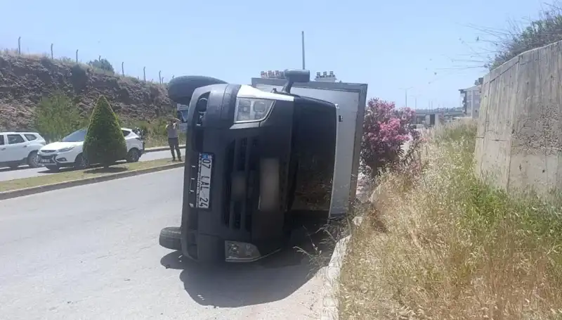 Hafif Ticari Araç Trafikte Kamyonete Çarptı: Devrilen Araçta Şok Anlar