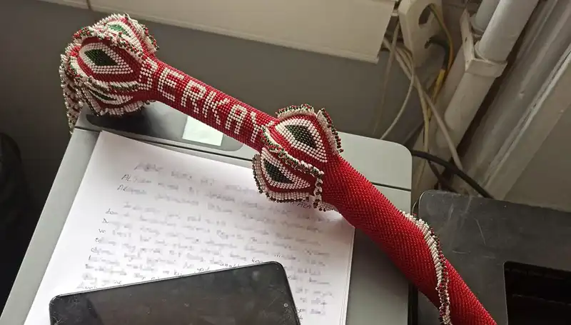 Kırbaçlı Saldırganlardan Kurtulmak İçin Hayatını Tehlikeye Attı!
