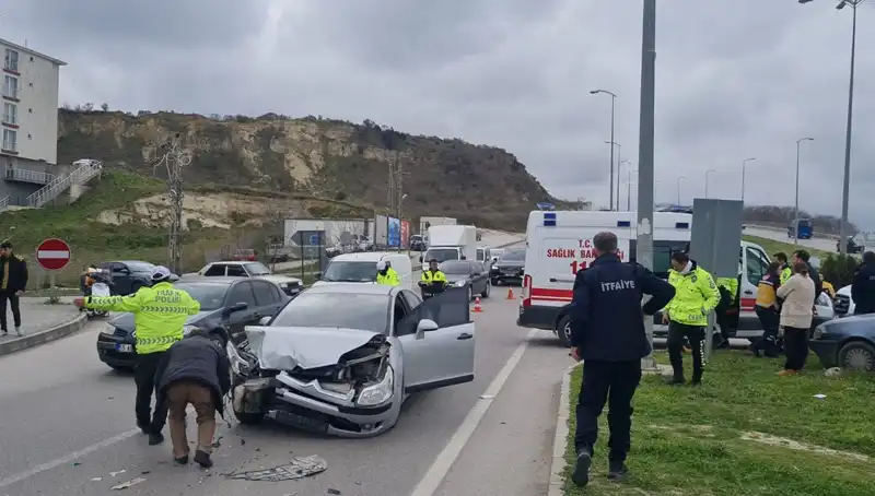 Sinop'ta Trafik Kazası: Otomobiller Çarpıştı, Yaralıların Durumu Ciddiyetini Koruyor