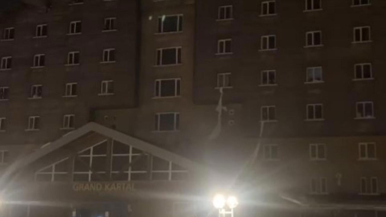 Otelde Yangın Tehlikesi: Misafirler Çarşaflarla Kurtulmaya Çalıştı