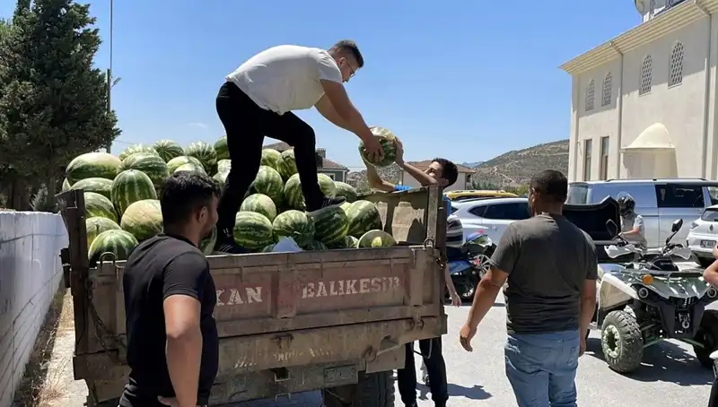 Karpuz Sevgisi İle Dolu Bir Gün: Ücretsiz Dağıtım Etkinliği Büyük İlgi Gördü!