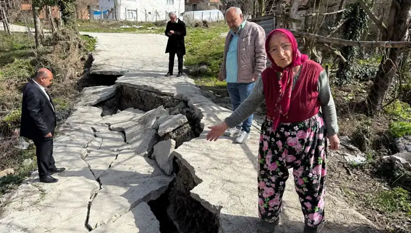 Diken Üstünde 130 Hane: Heyelan Mahalle Yolunu Sıktı
