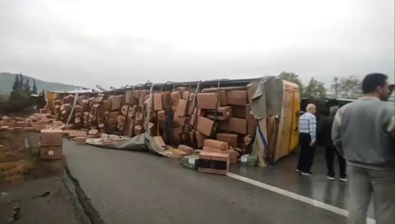 Ankara Yolu'nda TIR Devrildi, Trafik Felç Oldu!