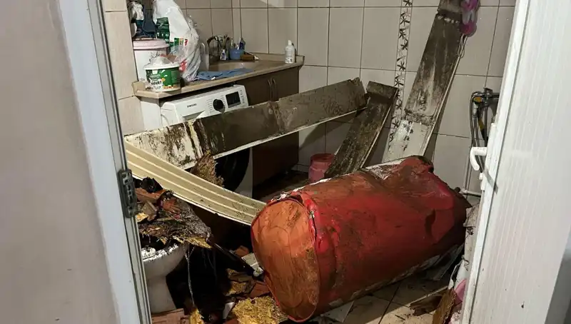 Ege Bölgesi'nde Fırtına: Ağaçlar Devrildi, Caddeler Beyaza Büründü