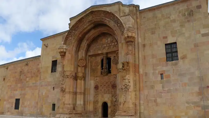 Divriği Ulu Camii ve Darüşşifası: Ziyaretçi Akınının Sebepleri ve Etkileri