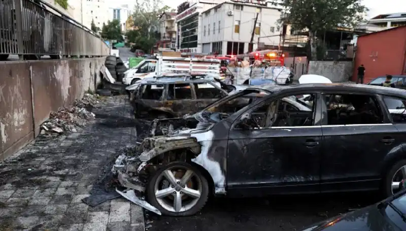 Sanayi Bölgesindeki Tamir Bekleyen Araç Yangını Büyük Zarar Verdi