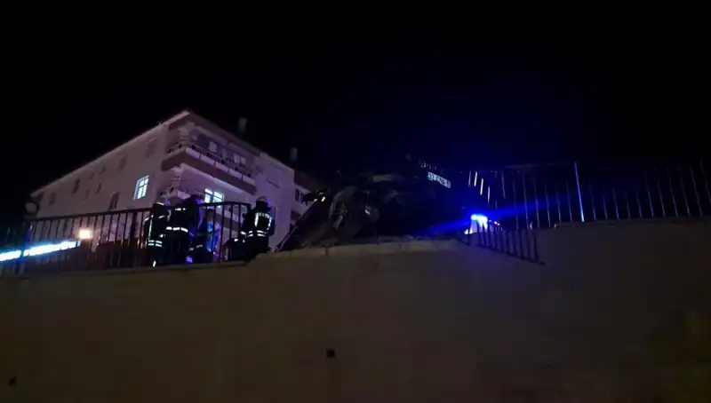 Kontrolden Çıkan Araç Bariyere Çarptı, Yaralılar Hastaneye Kaldırıldı