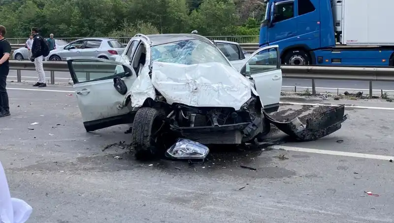 Betona Çarpan Araçta Feci Kaza: 3 Kişi Yaralandı