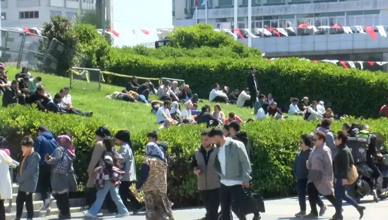 Taksim'de Deprem Yoğunluğu: Neler Oluyor, Halk Ne Düşünüyor?